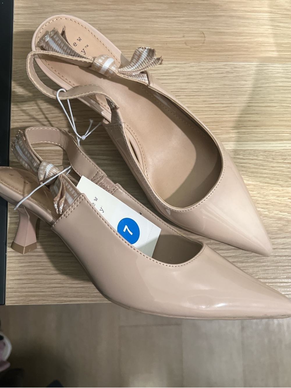 Nude heel with bow detail.
